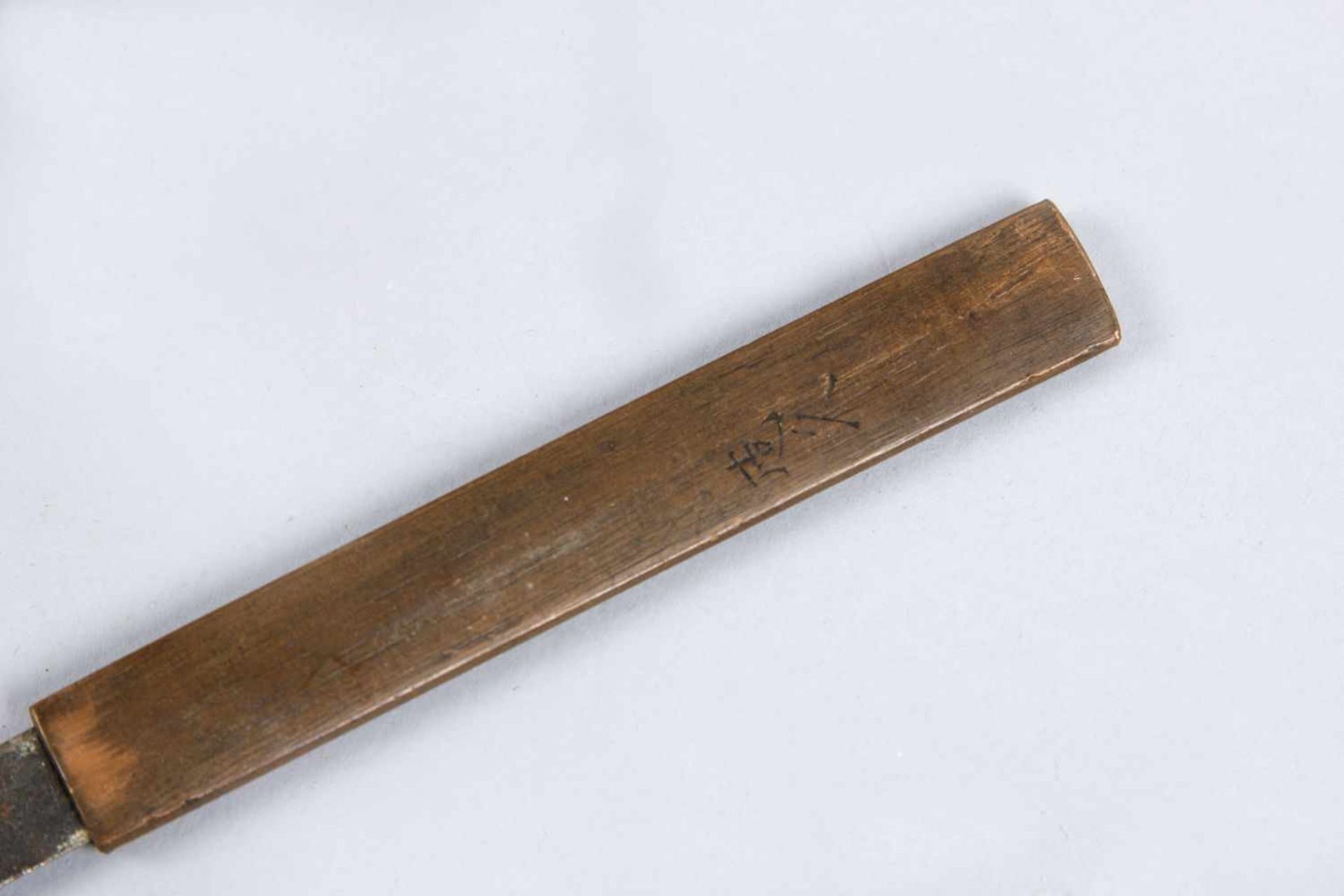 Kurzschwert WakizashiMetallklinge. Griff mit Rochenhaut und Stoff umwickelt. Mit tsuba, menuki und - Bild 11 aus 11