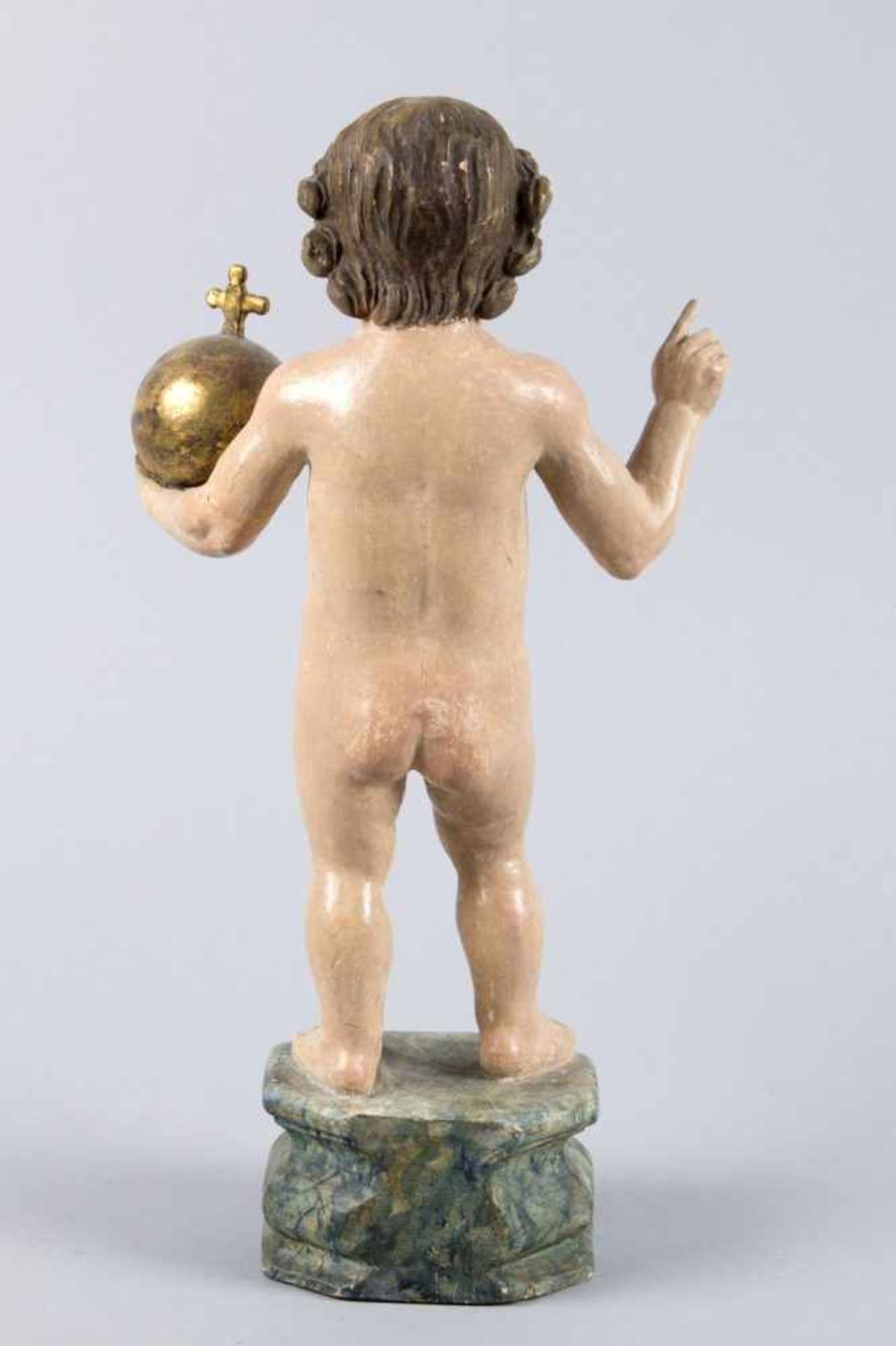 Stehendes JesuskindHolz, geschnitzt. Vollrunde Ausführung. Farb- und Goldfassung. In der linken Hand - Bild 3 aus 5