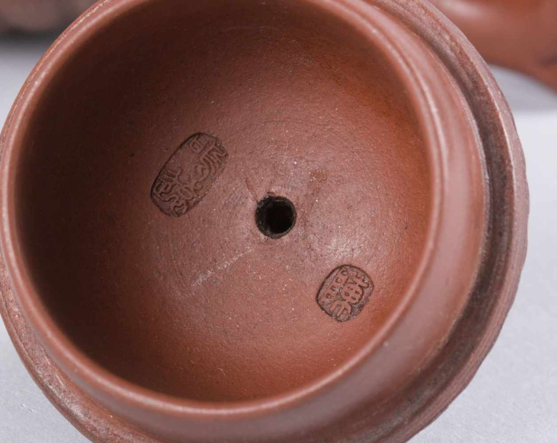 TeekanneRotbraune Keramik mit grünbeigen Sprenkeln. Halbkugelige Form mit spitz zulaufendem Deckel - Bild 4 aus 4