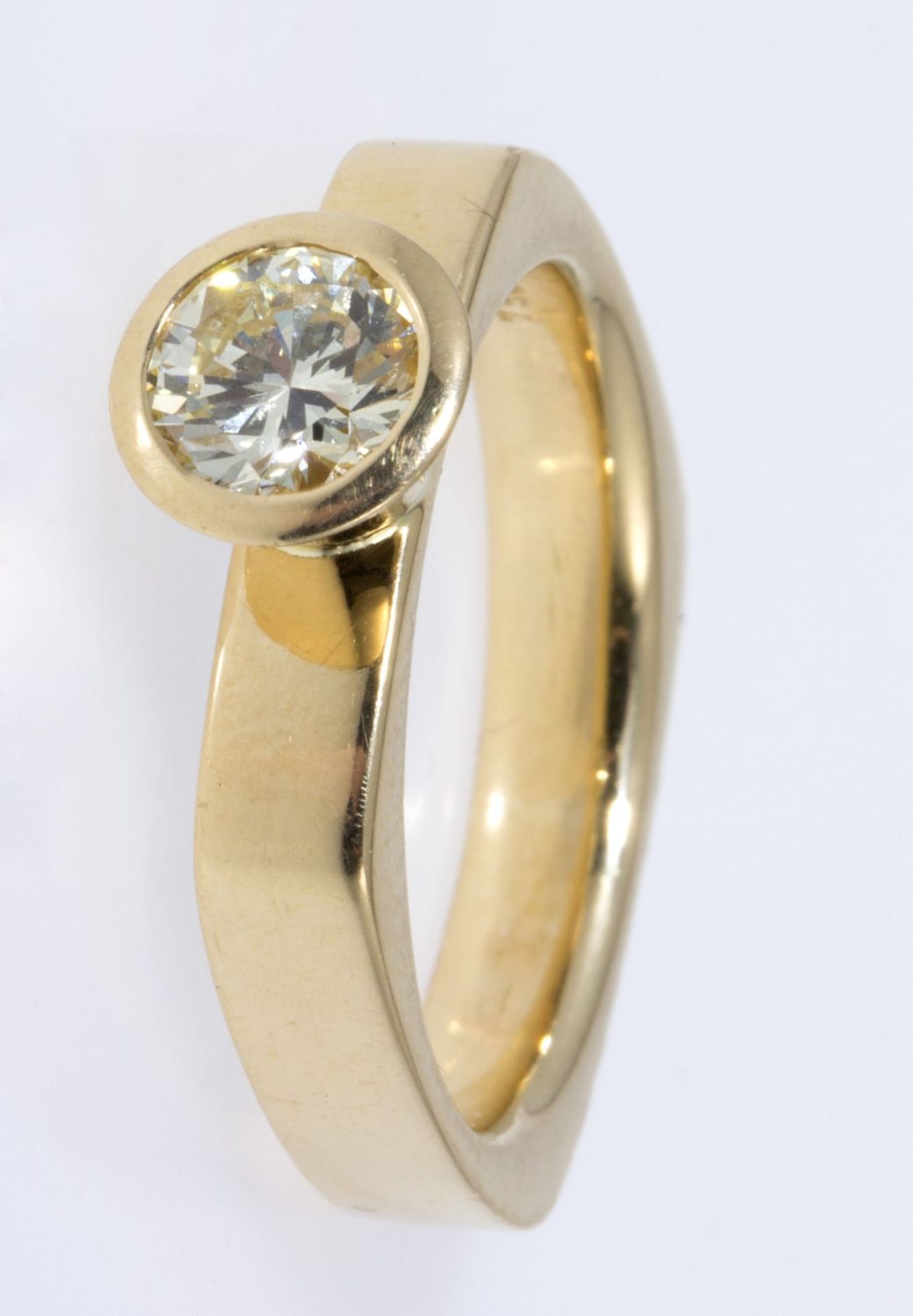 Solitär-Brillant-RingGelbgold 750. Eckige Ringschiene, ausgefasst mit Brill. ca. 0,70 ct, Yellow/ - Bild 2 aus 3