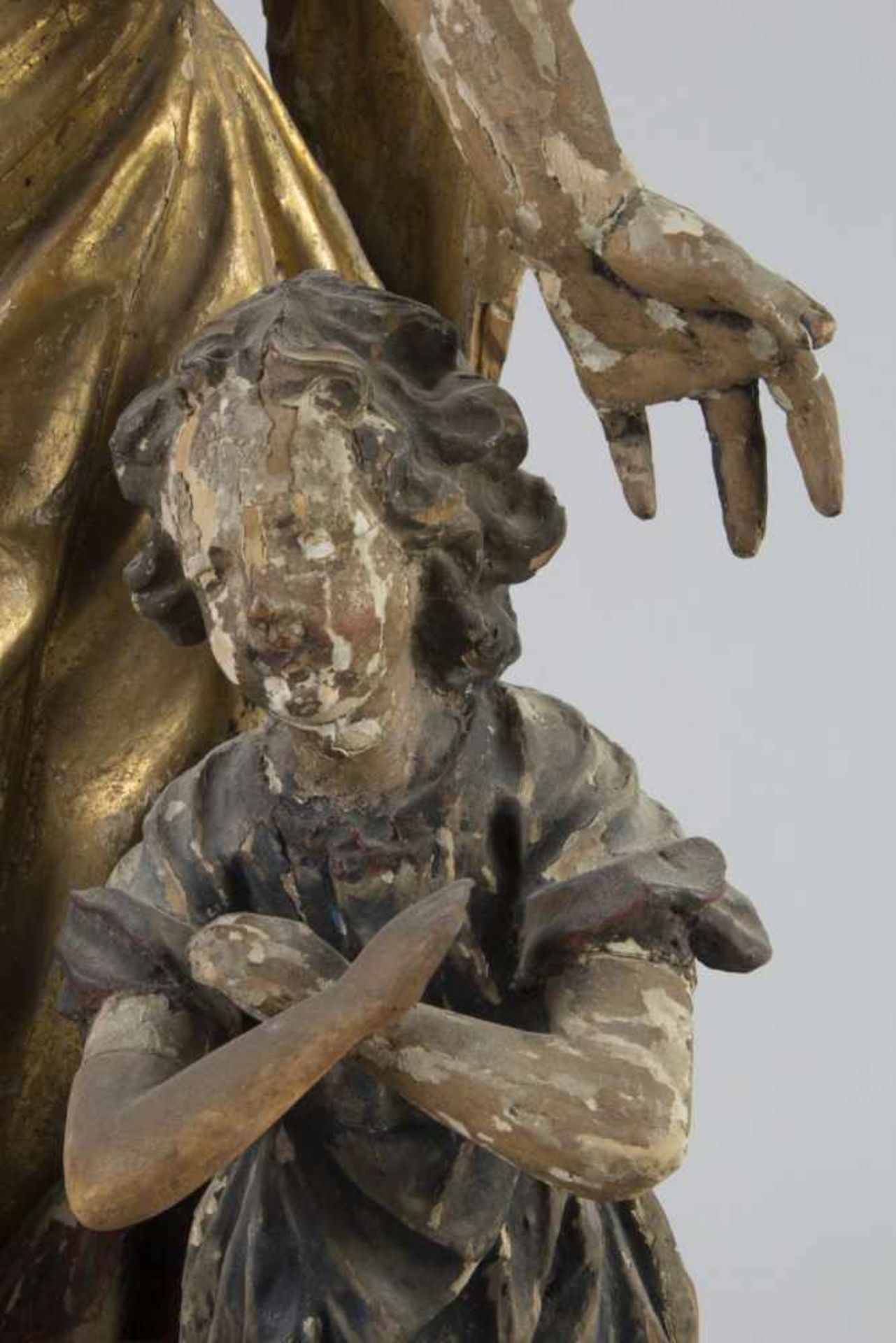 Schutzengel mit KindHolz, geschnitzt. Farb- und Goldfassung. 2 Figuren auf Sockel montiert. Südd., - Bild 3 aus 3