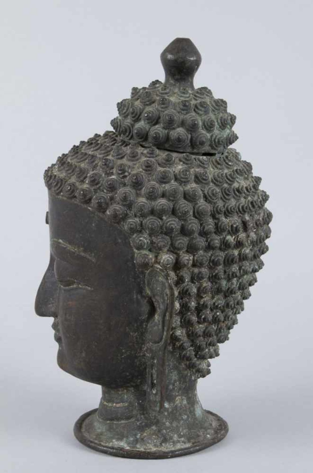 Buddhakopf, 2-teiligBronze. Frisur mit spitzen, schneckenförmigen Locken. Der Kopf ist nicht aus - Bild 2 aus 3