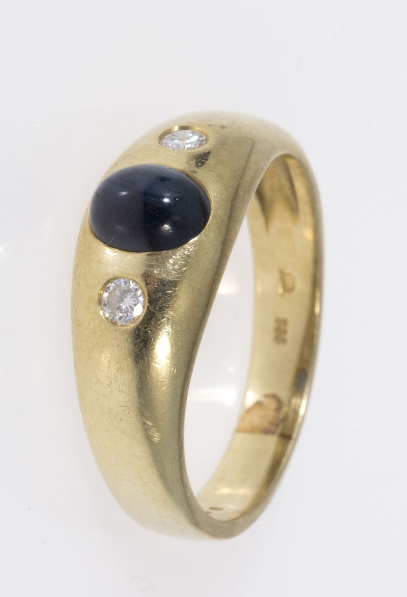 Klassischer BandringGelbgold 585. Ausgefasst mit Saphircabochon und 2 kleinen Brill. RG 54. Ca. 3, - Bild 2 aus 3