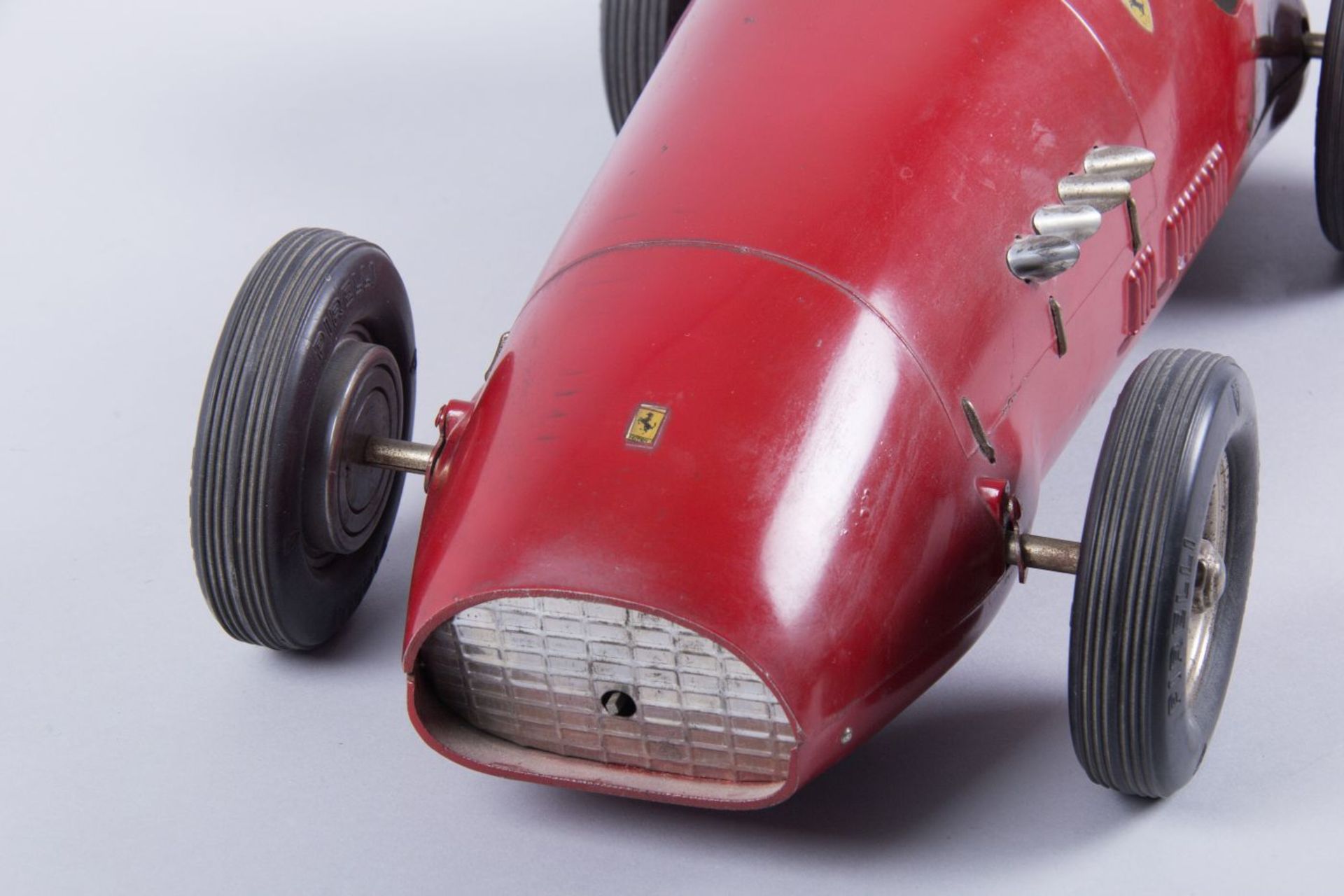 Ferrari-Modell F 500 F2Metallblech. Rot lackiert. Im Boden bez. Toschi Vignola Brevettato. Made in - Bild 2 aus 4