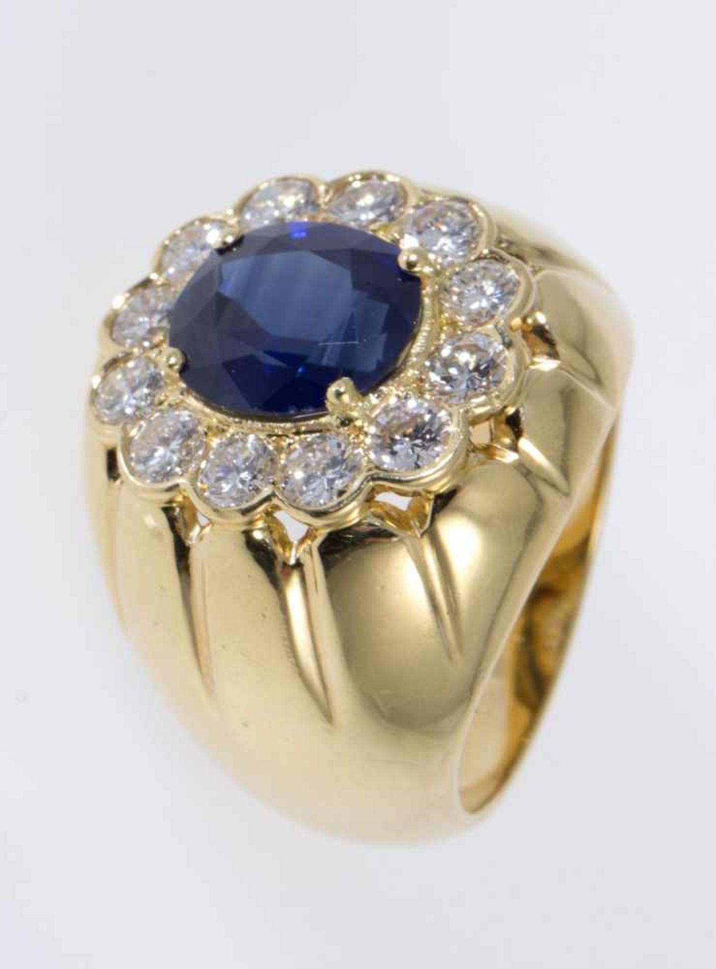 Feiner Saphir-Brillant-RingGelbgold 750. Ausgefasst mit ovalem Saphir ca. 3,70 ct und 12 Brill. zus. - Bild 2 aus 3