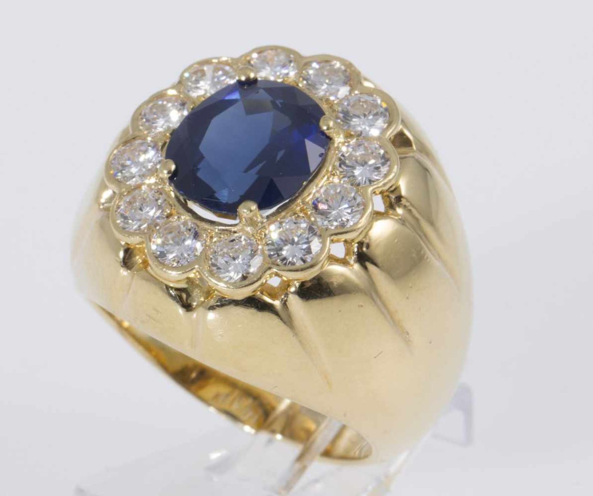 Feiner Saphir-Brillant-RingGelbgold 750. Ausgefasst mit ovalem Saphir ca. 3,70 ct und 12 Brill. zus.