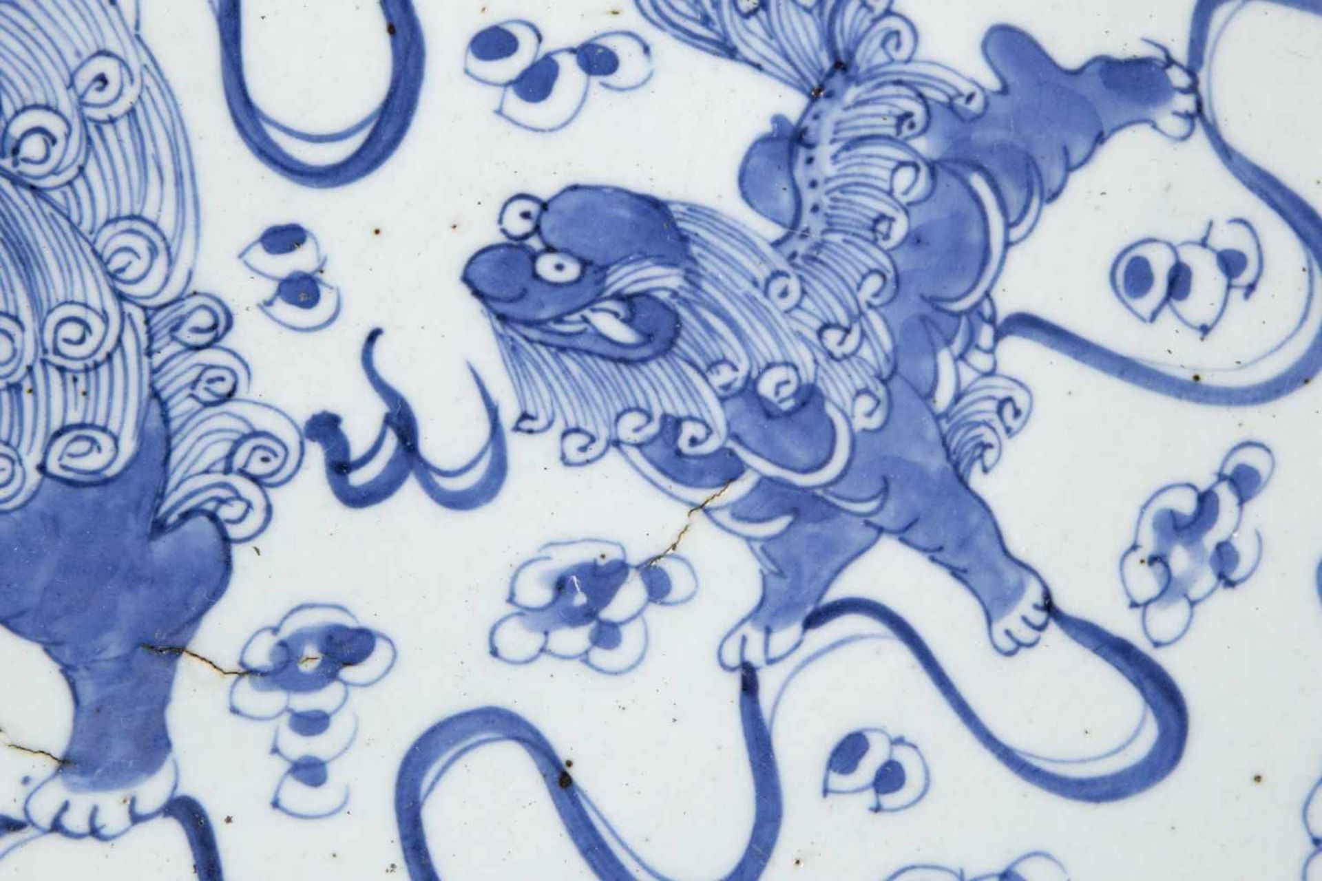 PlattePorzellan. Blauer Dekor mit Fo-Hunden. China. D. 37 cm. Brandrisse.- - -27.00 % buyer's - Bild 3 aus 4