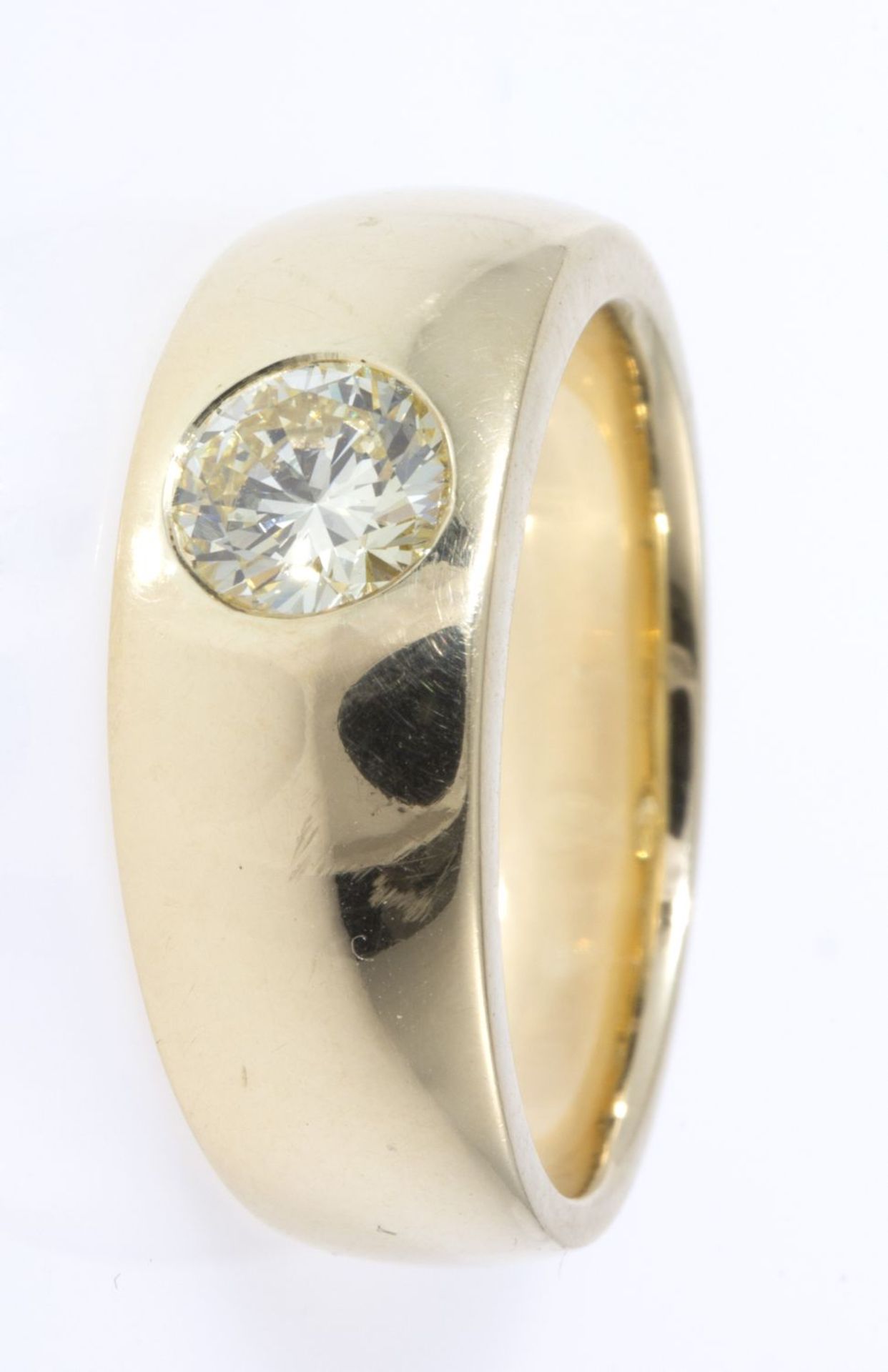 Solitär-Brillant-BandringGelbgold 585. Ausgefasst mit 1 Brill. ca. 0,75 ct, Getönt/VVS-VS. RG 57. - Bild 2 aus 3