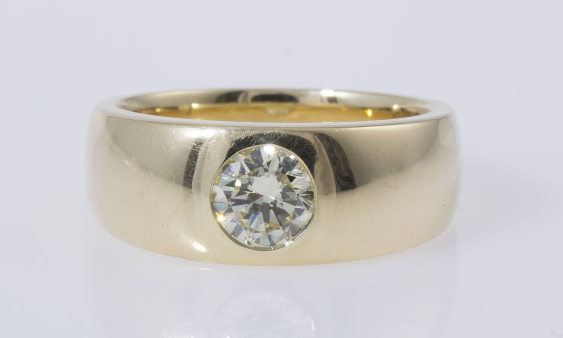 Solitär-Brillant-BandringGelbgold 585. Ausgefasst mit 1 Brill. ca. 0,75 ct, Getönt/VVS-VS. RG 57. - Bild 3 aus 3