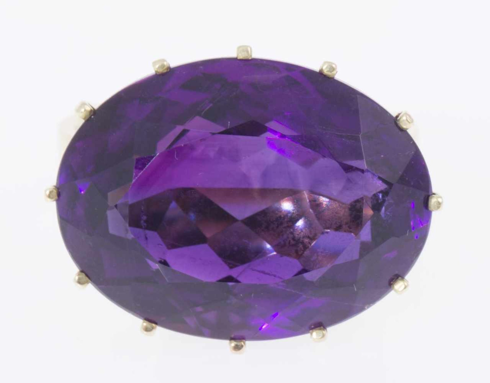 Amethyst-RingGelbgold. Ausgefasst mit ovalem Amethyst ca. 30 ct. RG 69. Ca. 18,6 g.- - -27.00 % - Bild 3 aus 3