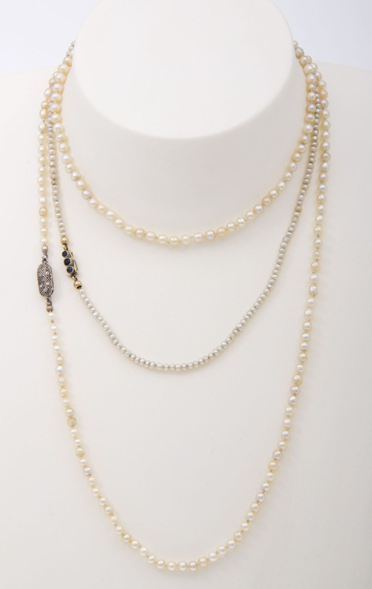 Zwei zarte PerlenkettenWeiße Perlchen, D. bis ca. 3,5 mm. Verschluss aus Silber 835 bzw. Gelbgold