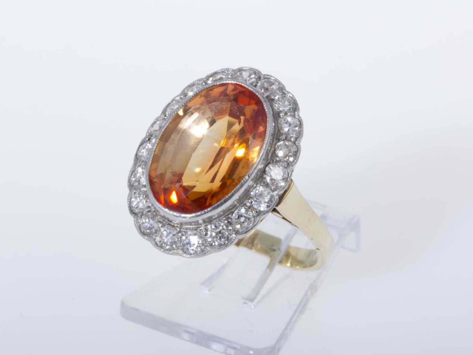 Citrin-Diamant-RingGelbgold 585. In Weißgold ausgefasst mit ovalem facettierten Citrin und