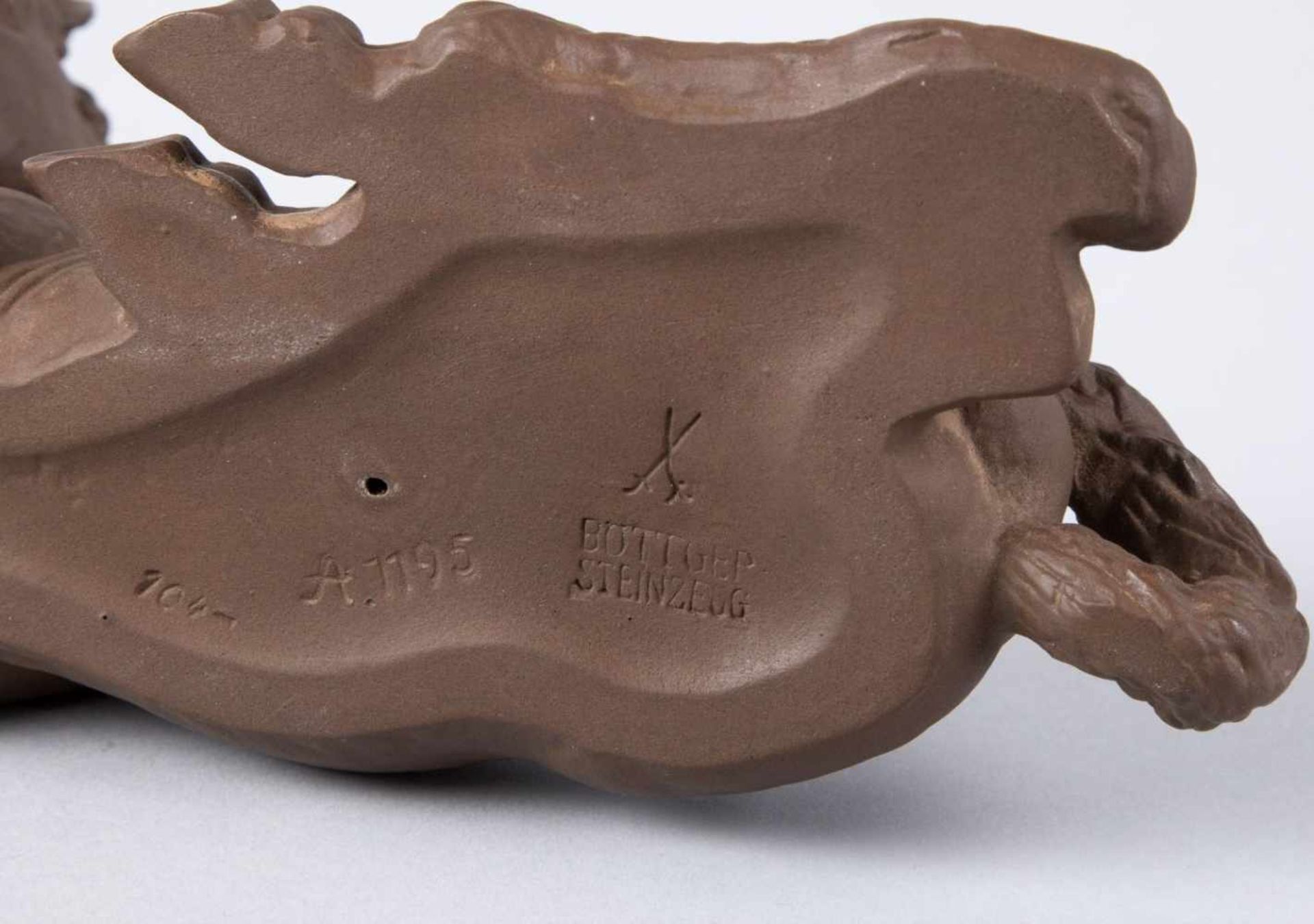 Liegendes FohlenBöttger Steinzeug. Marke: Meissen, nach 1934, Mod.Nr. A.1195. Nach Entwurf von Willi - Bild 2 aus 2