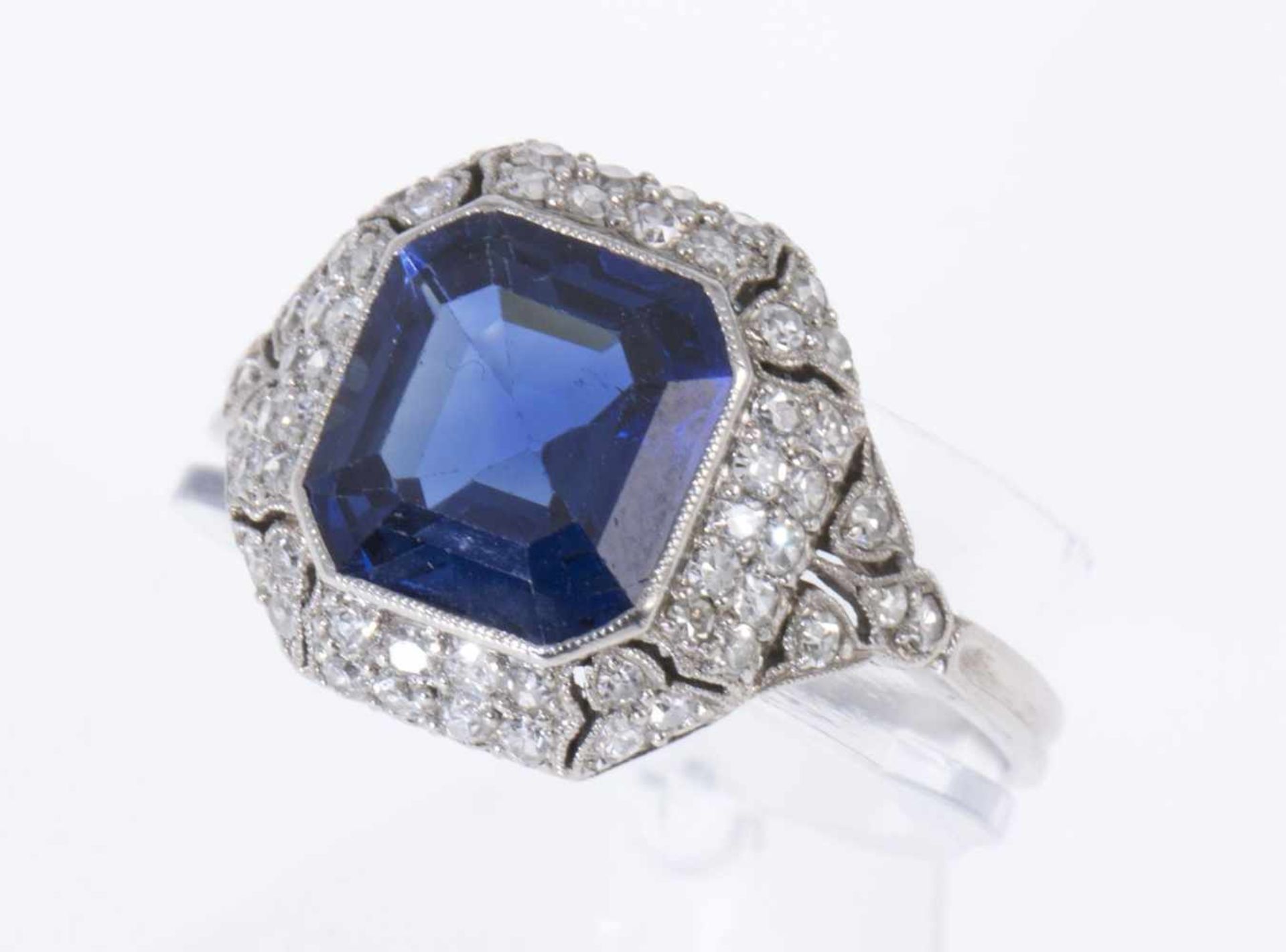 Saphir-Diamant-RingWohl Platin (geprüft). Ausgefasst mit blauem Saphir ca. 3,40 ct,