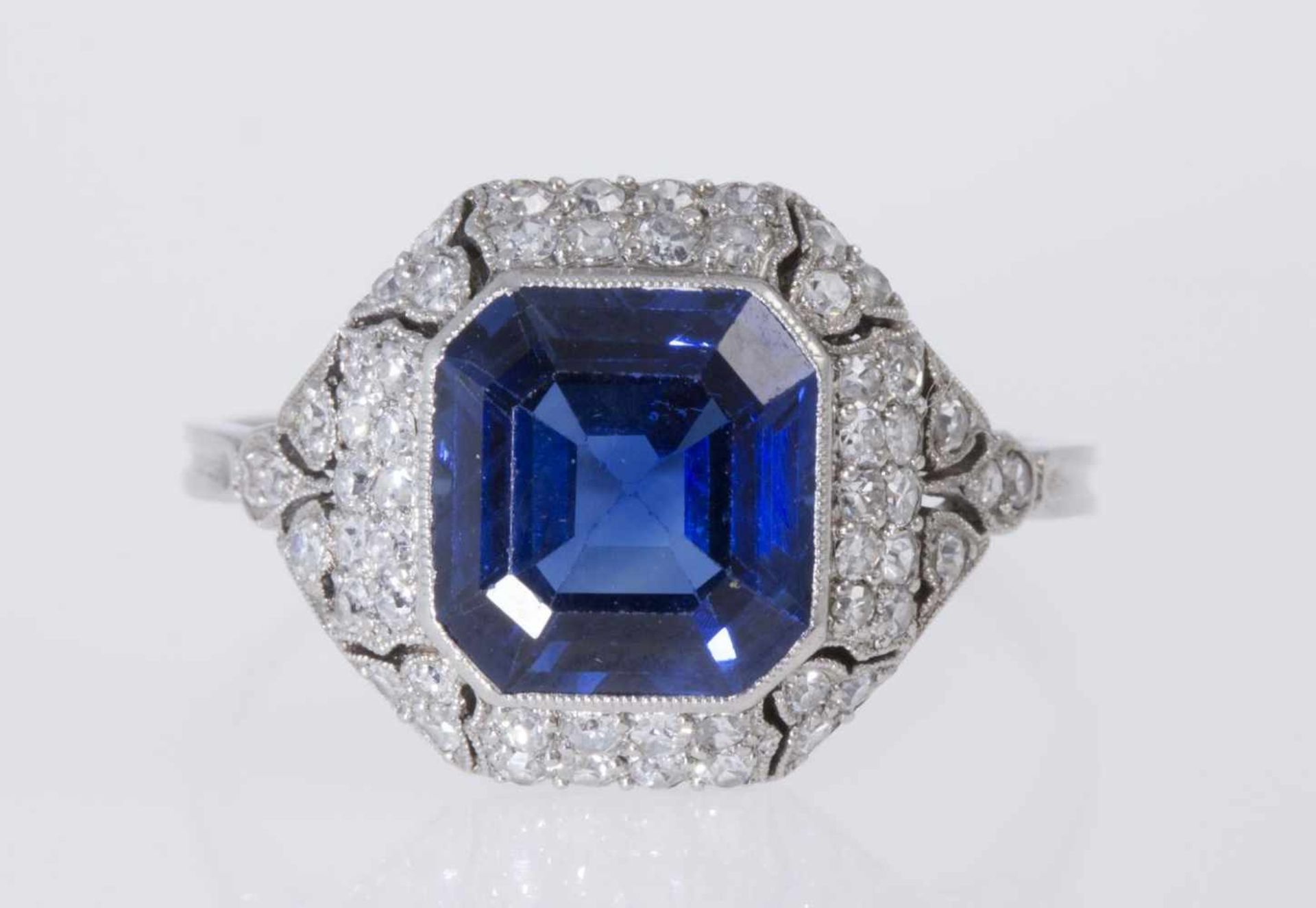 Saphir-Diamant-RingWohl Platin (geprüft). Ausgefasst mit blauem Saphir ca. 3,40 ct, - Bild 4 aus 4