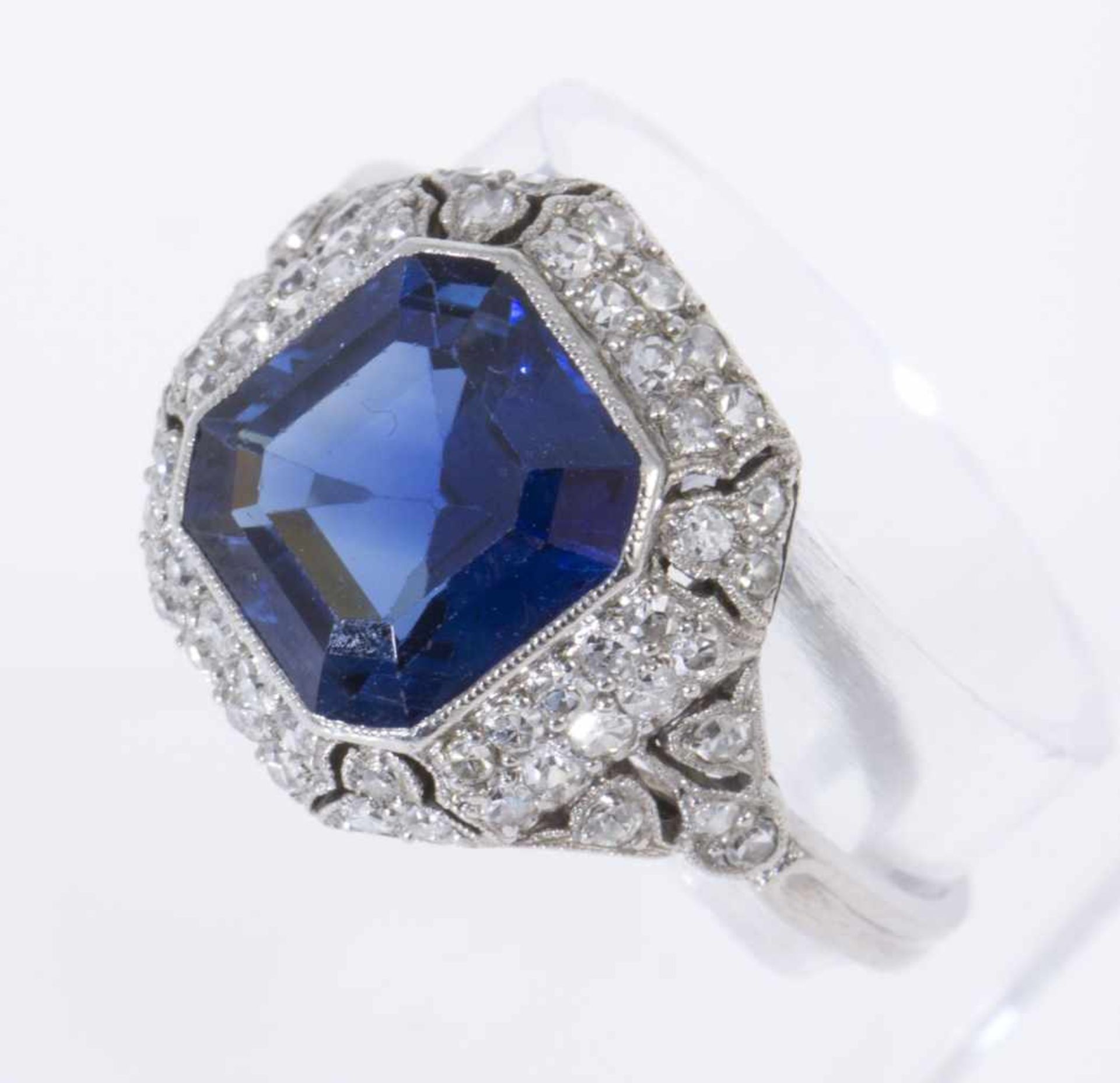 Saphir-Diamant-RingWohl Platin (geprüft). Ausgefasst mit blauem Saphir ca. 3,40 ct, - Bild 2 aus 4