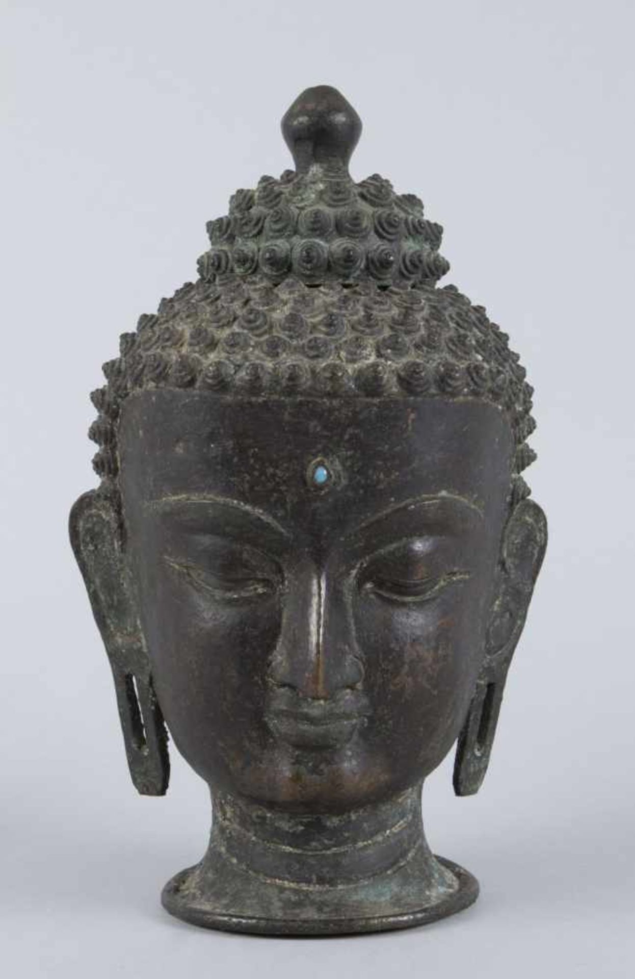 Buddhakopf, 2-teiligBronze. Frisur mit spitzen, schneckenförmigen Locken. Der Kopf ist nicht aus