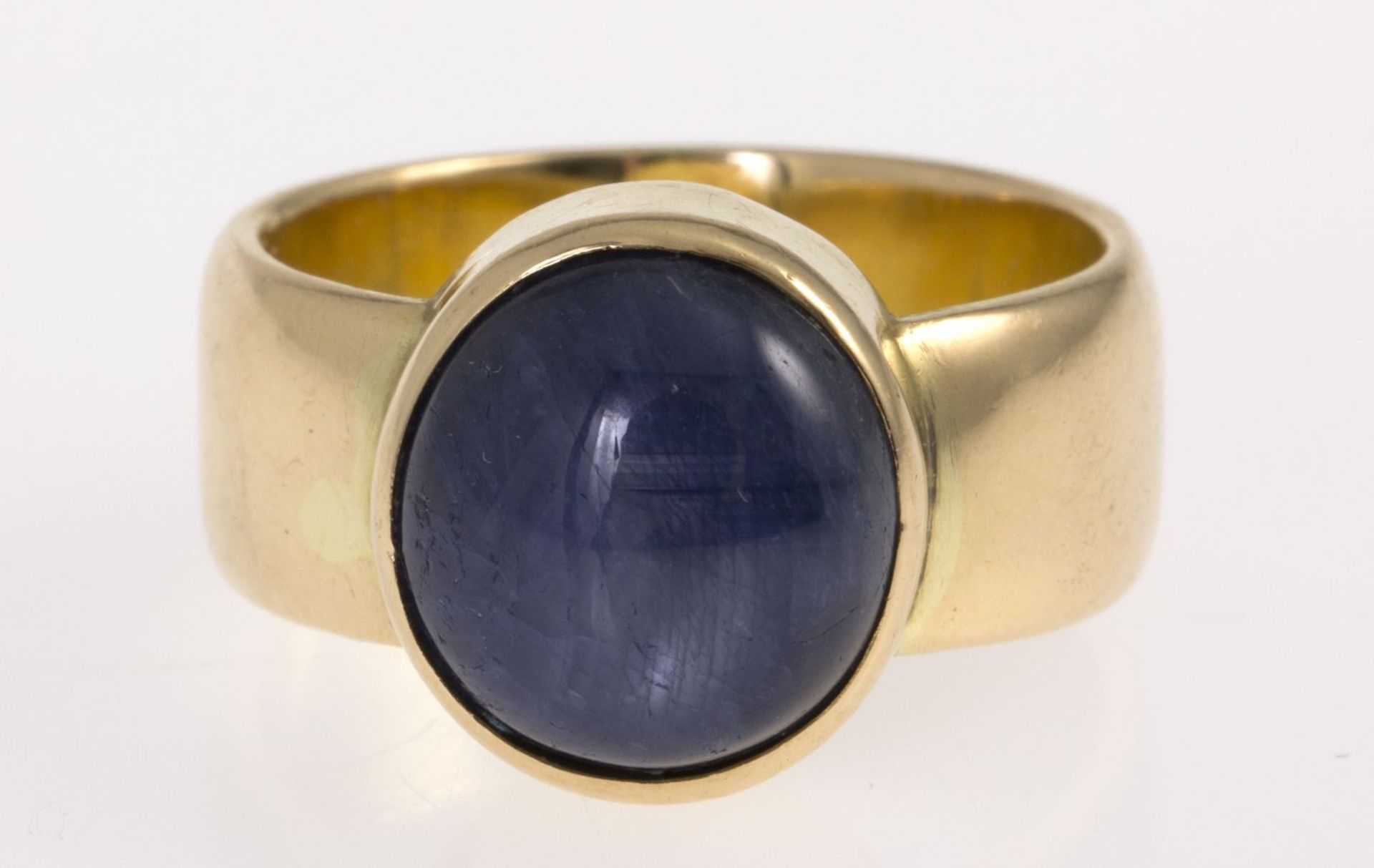 Klassischer Saphir-RingGelbgold 750. Ausgefasst mit ovalem Saphircabochon. RG 53. Ca. 11,5 g.- - - - Bild 3 aus 3