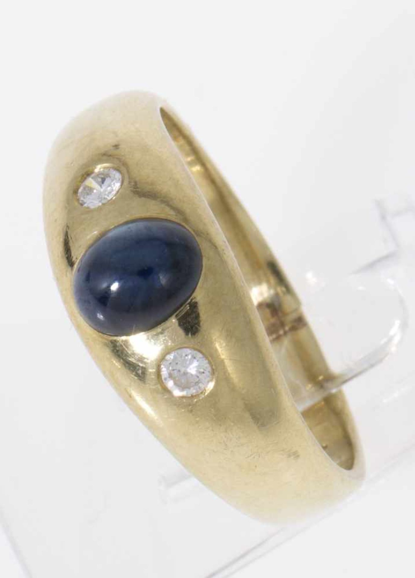 Klassischer BandringGelbgold 585. Ausgefasst mit Saphircabochon und 2 kleinen Brill. RG 54. Ca. 3,