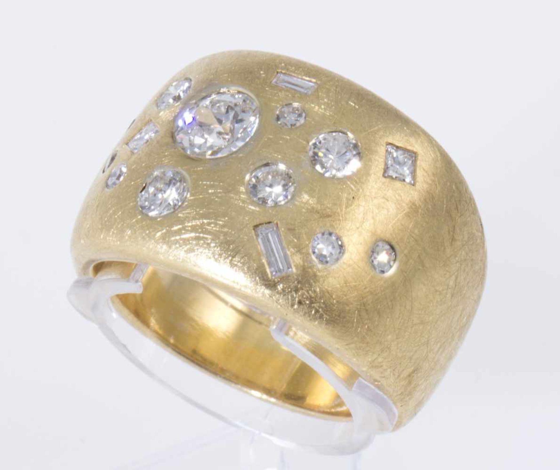 Brillant-Diamant-Ring von Jutta DammGelbgold 750, gebürstet. Bandring ausgefasst mit Brill. ca. 0,25