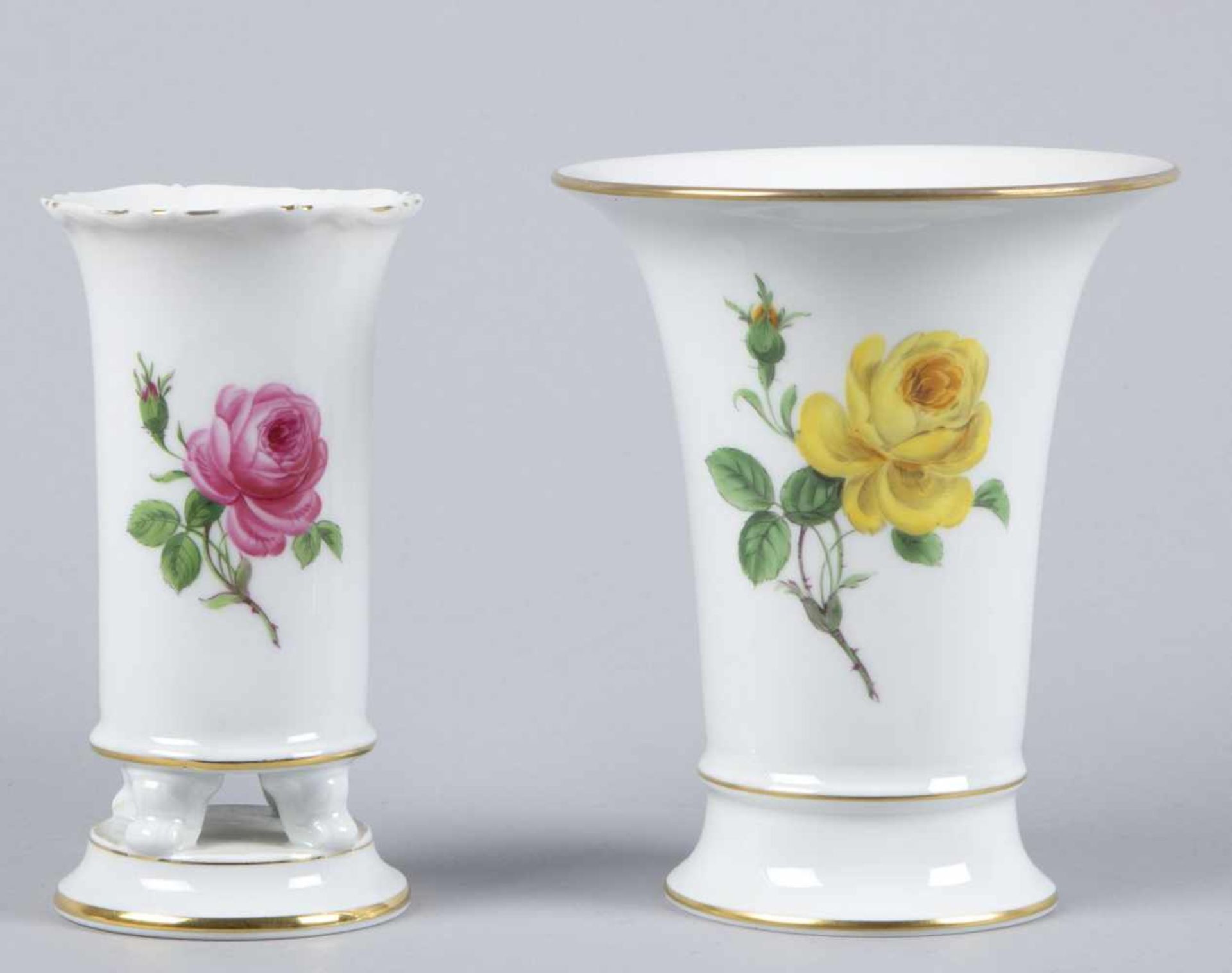 Zwei kleine VasenPolychrome florale Bemalung. Goldrand. Marke: Meissen. H. bis 14 cm. 2. Wahl.- - -