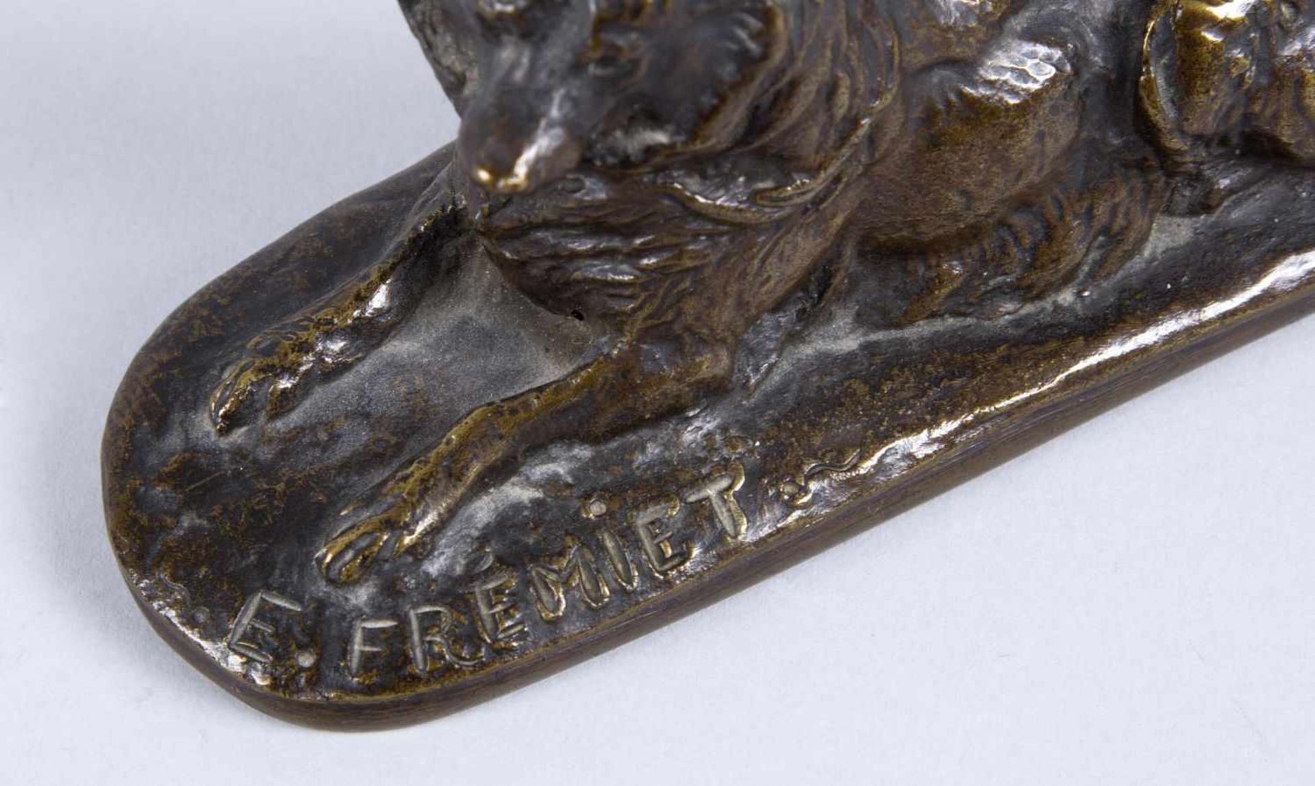Frémiet, Emmanuel. 1824 - 1910Sitzender Collie. Sign. Bronze. H. 6,5 cm.- - -27.00 % buyer's premium - Bild 2 aus 2