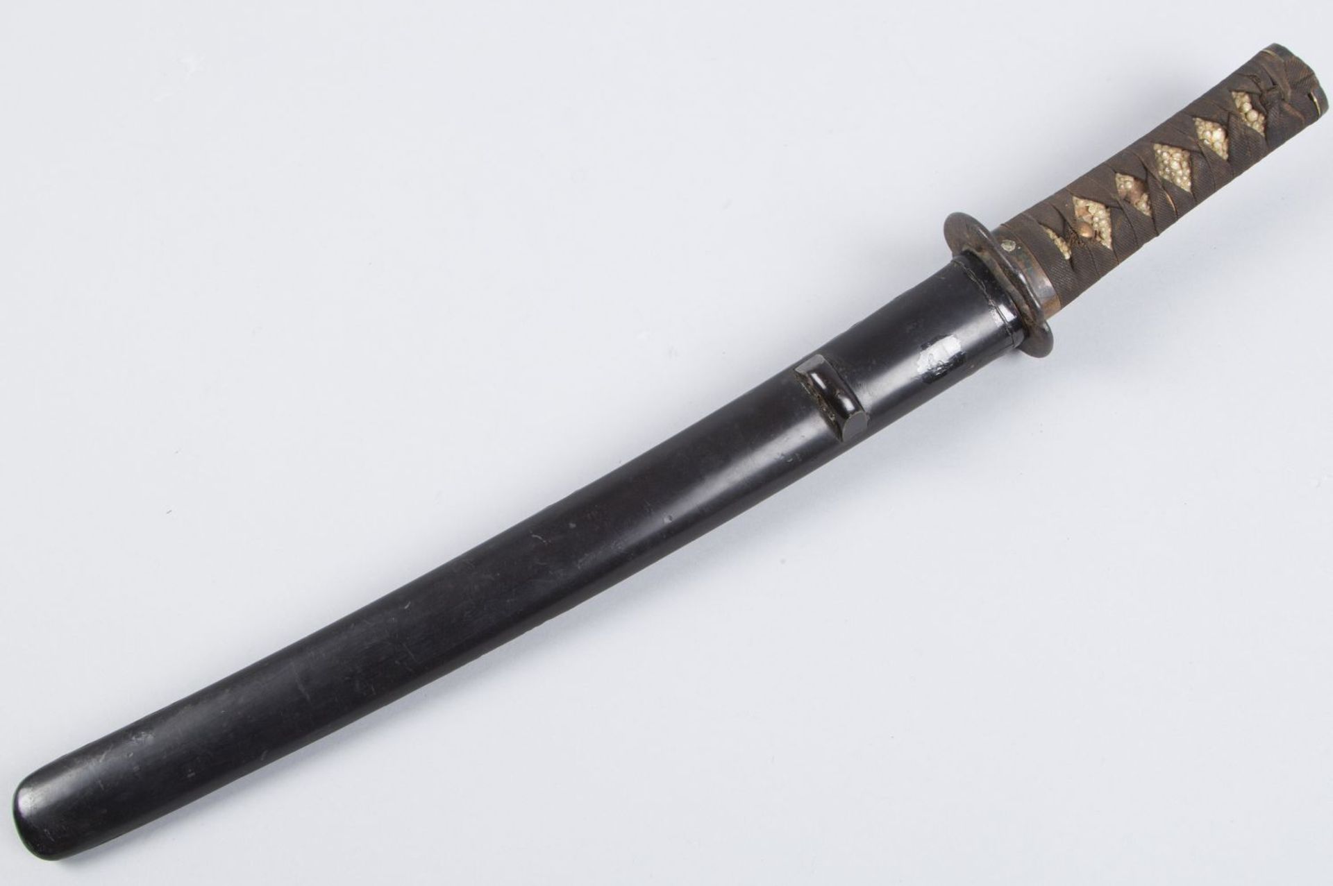 Kurzschwert WakizashiMetallklinge. Griff mit Rochenhaut und Stoff umwickelt. Mit tsuba, menuki und - Bild 5 aus 11