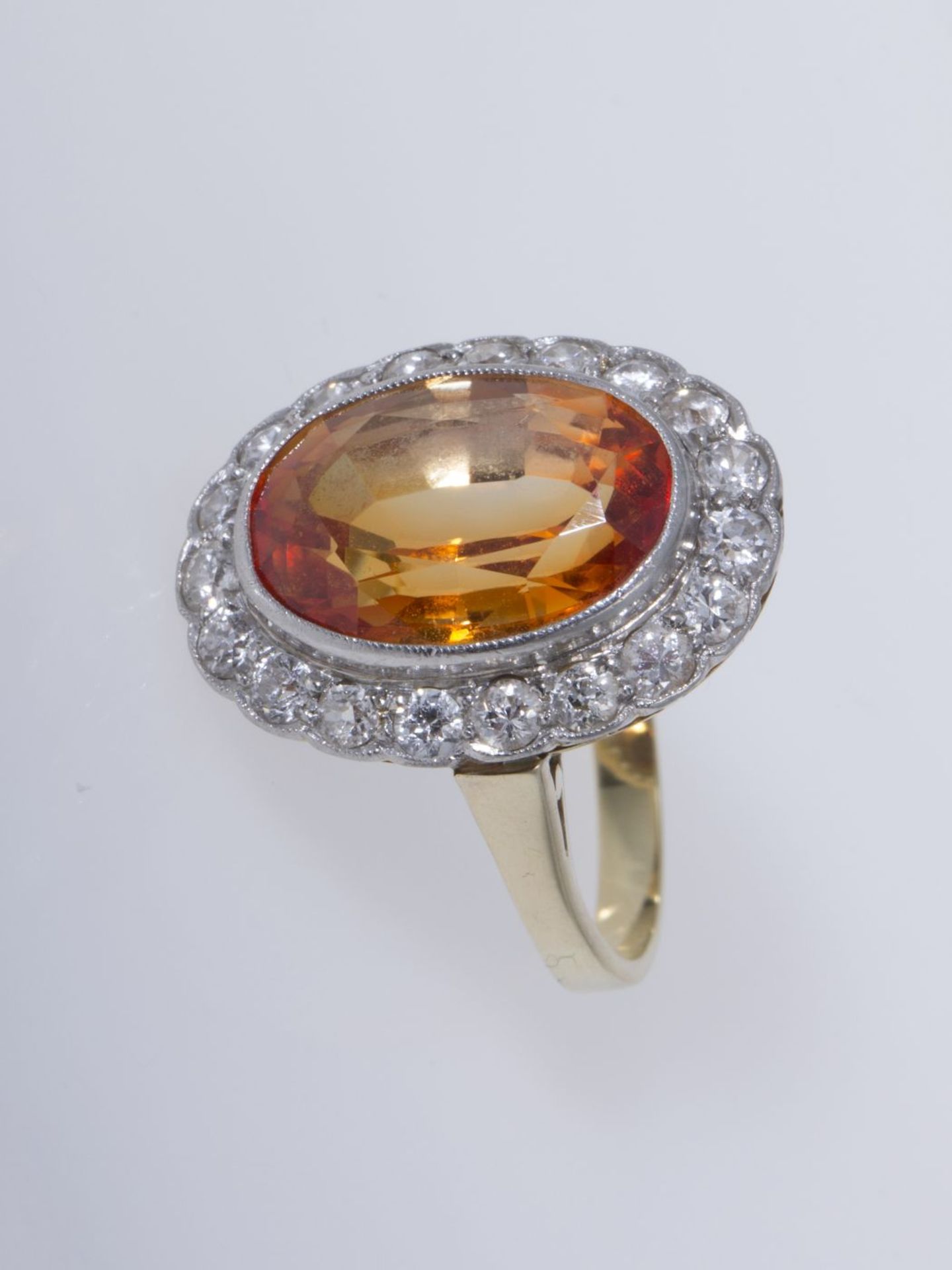 Citrin-Diamant-RingGelbgold 585. In Weißgold ausgefasst mit ovalem facettierten Citrin und - Bild 3 aus 4