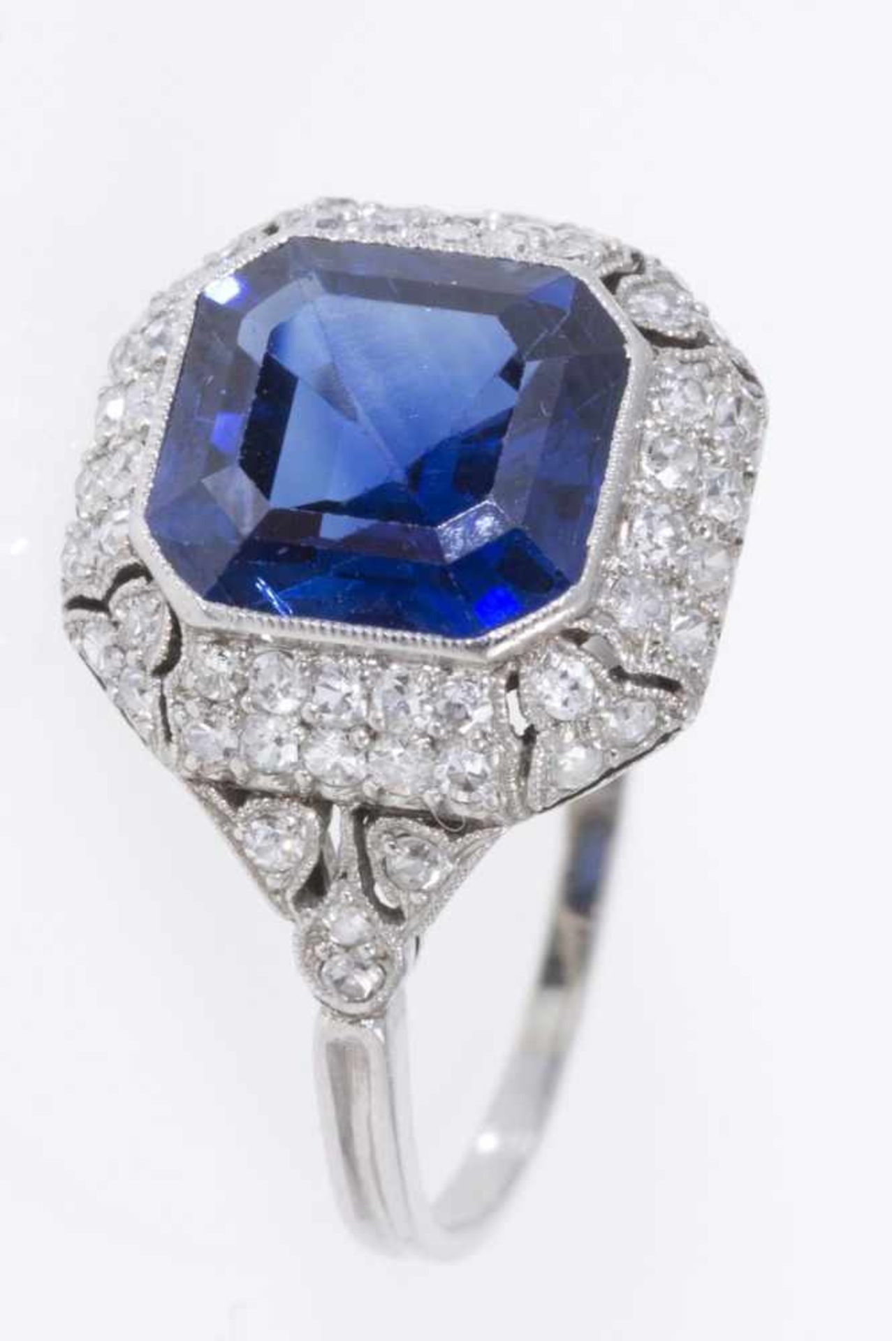 Saphir-Diamant-RingWohl Platin (geprüft). Ausgefasst mit blauem Saphir ca. 3,40 ct, - Bild 3 aus 4