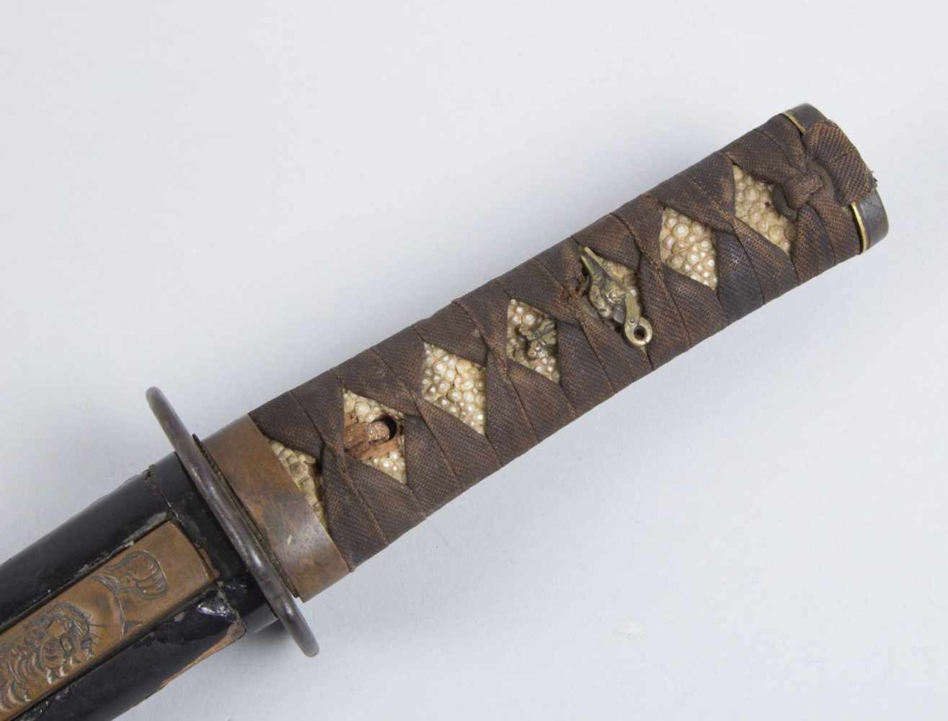 Kurzschwert WakizashiMetallklinge. Griff mit Rochenhaut und Stoff umwickelt. Mit tsuba, menuki und - Bild 2 aus 11