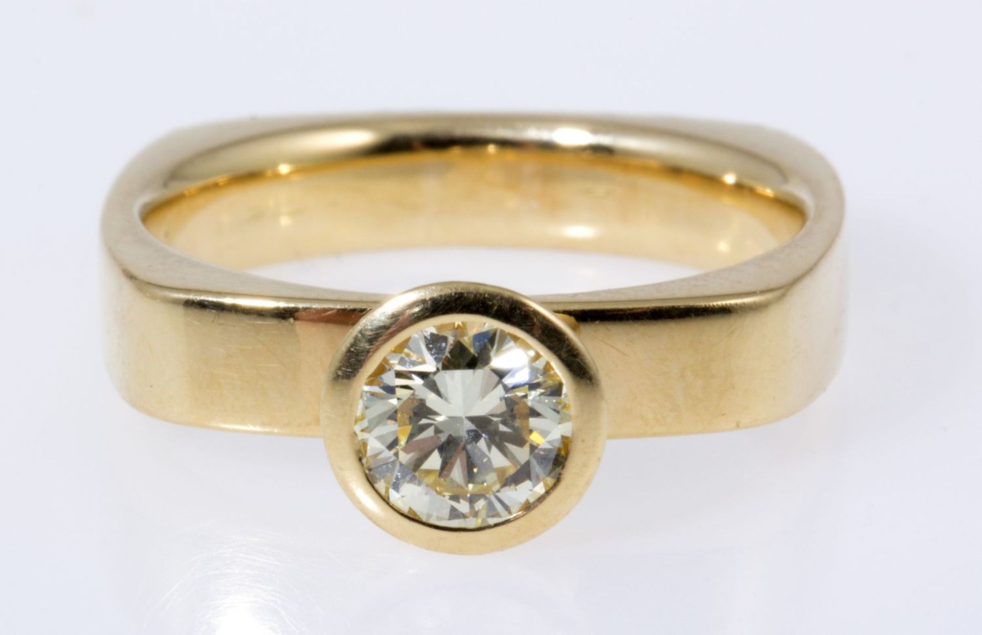 Solitär-Brillant-RingGelbgold 750. Eckige Ringschiene, ausgefasst mit Brill. ca. 0,70 ct, Yellow/ - Bild 3 aus 3