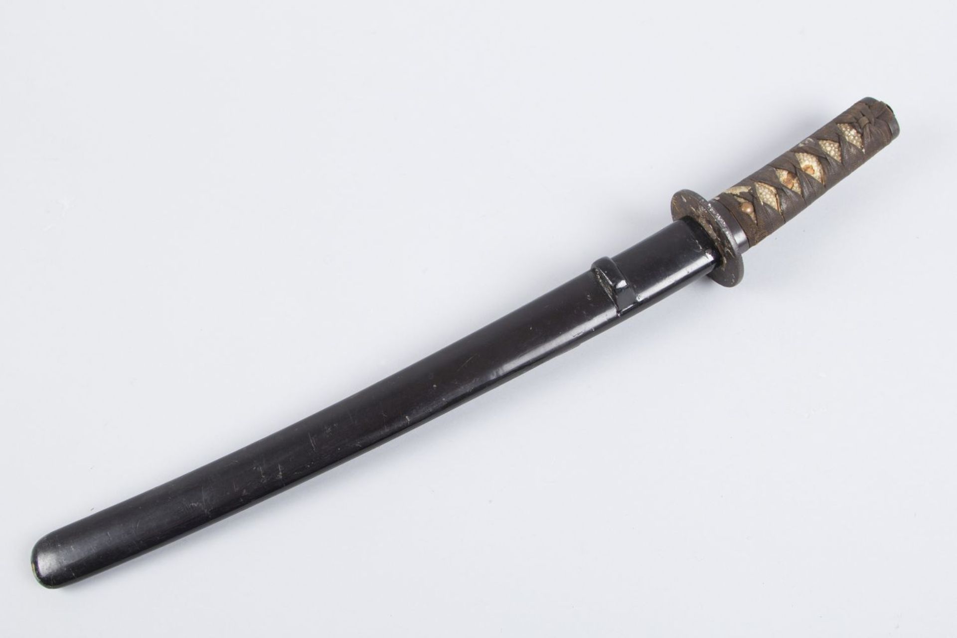 Kurzschwert WakizashiMetallklinge. Griff mit Rochenhaut und Stoff umwickelt. Mit tsuba, menuki und - Bild 4 aus 9