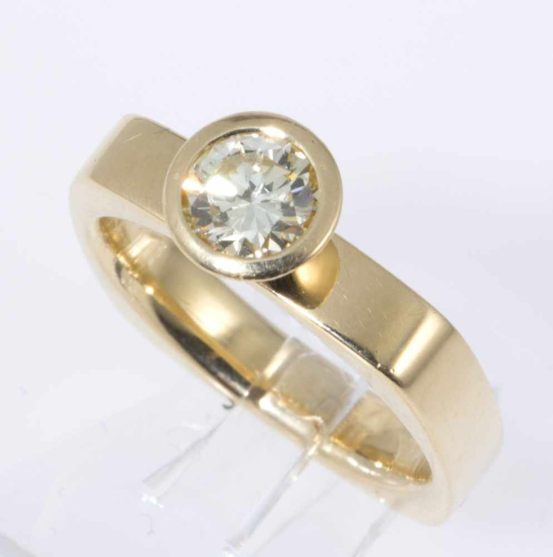 Solitär-Brillant-RingGelbgold 750. Eckige Ringschiene, ausgefasst mit Brill. ca. 0,70 ct, Yellow/