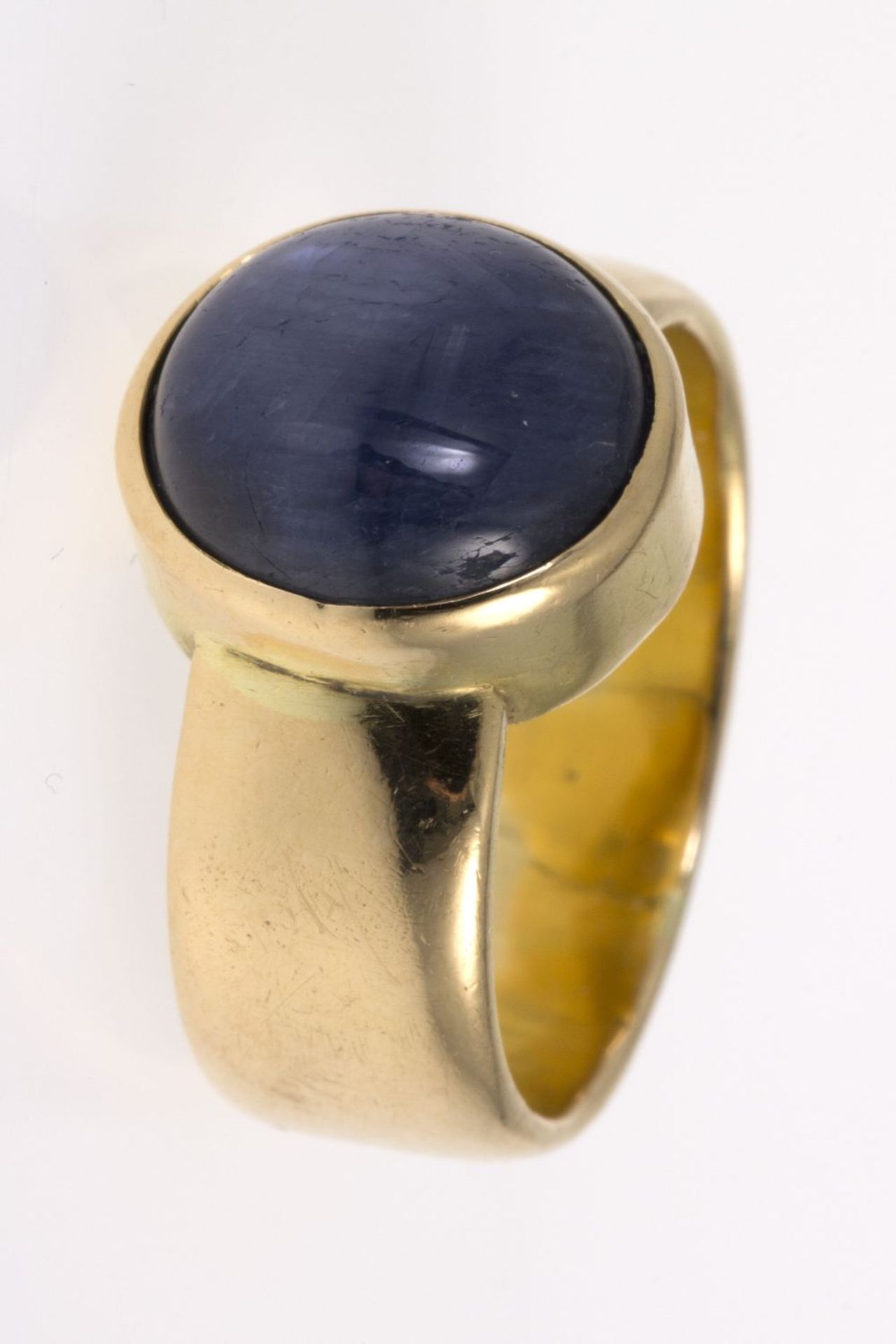 Klassischer Saphir-RingGelbgold 750. Ausgefasst mit ovalem Saphircabochon. RG 53. Ca. 11,5 g.- - - - Bild 2 aus 3