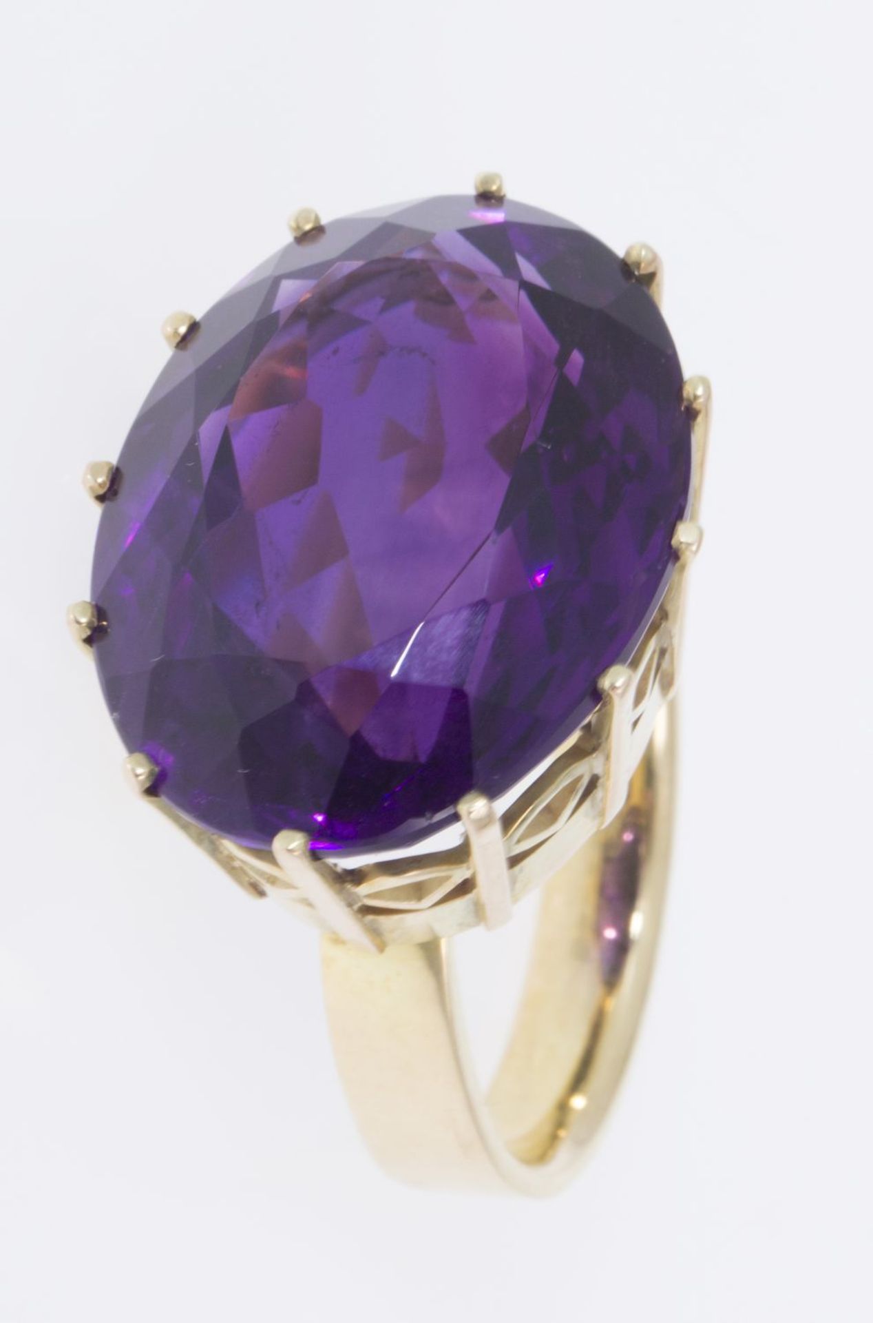 Amethyst-RingGelbgold. Ausgefasst mit ovalem Amethyst ca. 30 ct. RG 69. Ca. 18,6 g.- - -27.00 % - Bild 2 aus 3