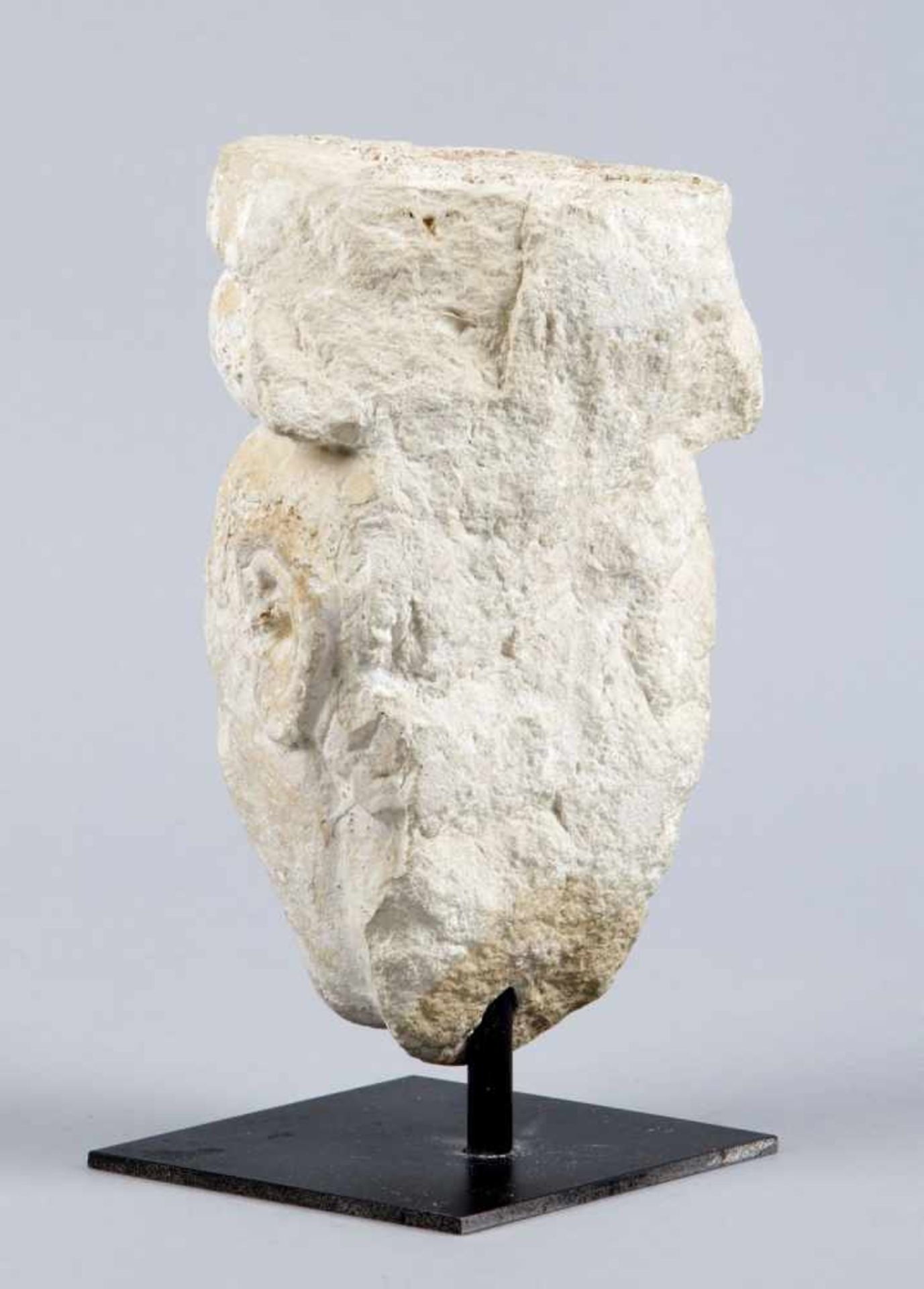 SäulenfragmentMit der Darstellung eines Gesichts. Sandstein. H. 20 cm.- - -27.00 % buyer's premium - Bild 3 aus 3