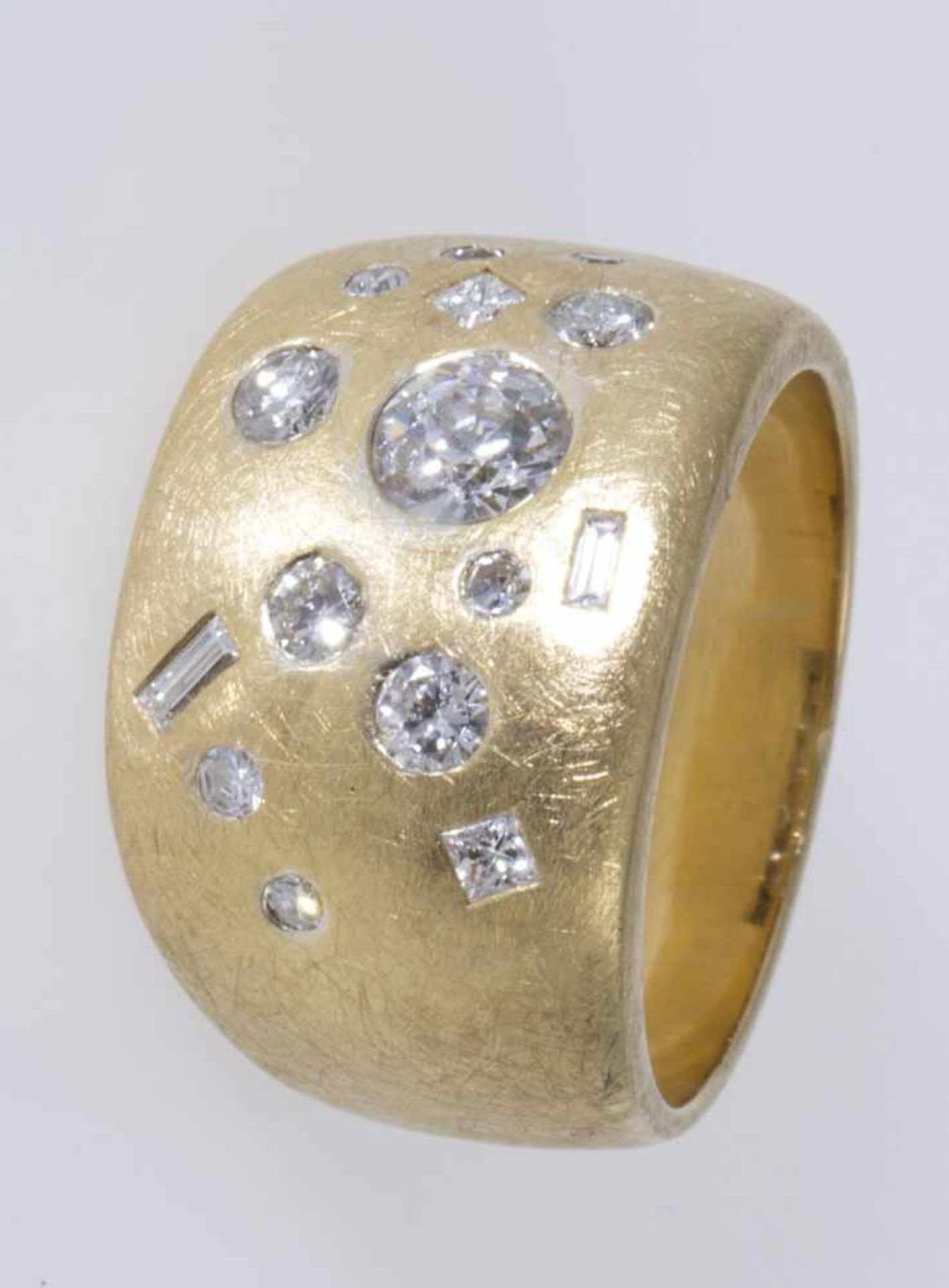 Brillant-Diamant-Ring von Jutta DammGelbgold 750, gebürstet. Bandring ausgefasst mit Brill. ca. 0,25 - Image 2 of 4