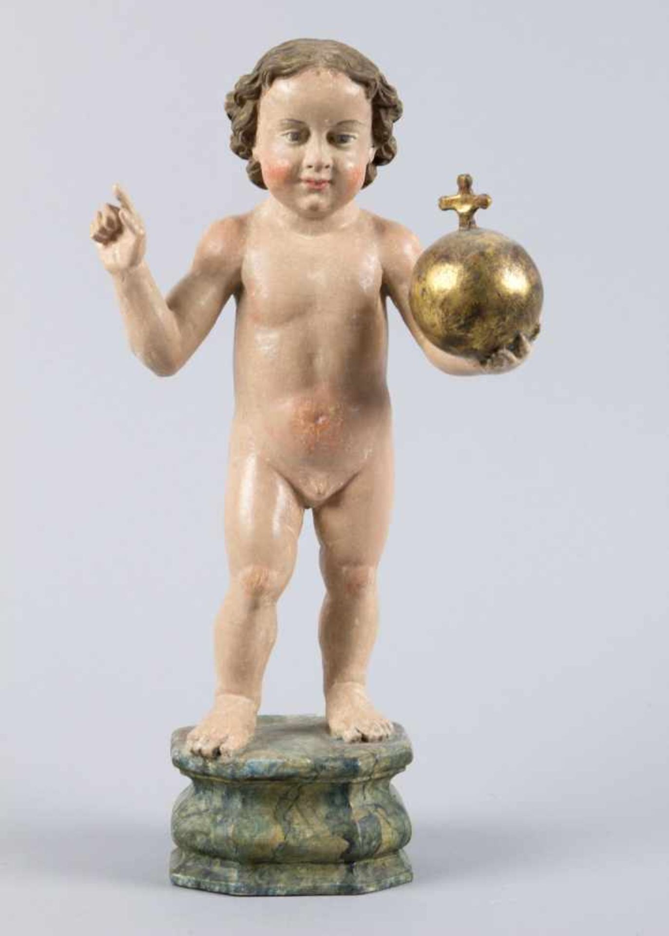 Stehendes JesuskindHolz, geschnitzt. Vollrunde Ausführung. Farb- und Goldfassung. In der linken Hand