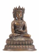 Buddha-Figur "Der bekrönte Shakyamuni auf doppeltem Lotusthron mit Medizinschale sitzend",Metallguß,