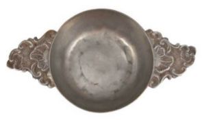 Branntweinschale, wohl Österreich 18. Jh., Zinn, punziert, runde Form mit beidseitigenreilefierten