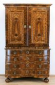 Barock-Aufsatzschrank, norddeutsch um 1750, Nußbaum furniert, Bandelwerk, 4-schübiges,frontseitig