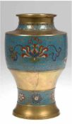 Cloisonné-Vase, Messing, türkisfarbene Bordüren mit Blumendekor, kl. Fehlstellen, H. 30 cm