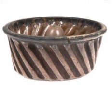 Kuchenform, Steinzeug, braun glasiert, rund mit Rillenmuste, H. 11 cm, Dm. 25 cm