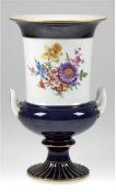 Meissen-Kratervase mit 2 Henkeln, Buntes Blumenbukett, z.T. kobaltblau mit Goldstaffageund