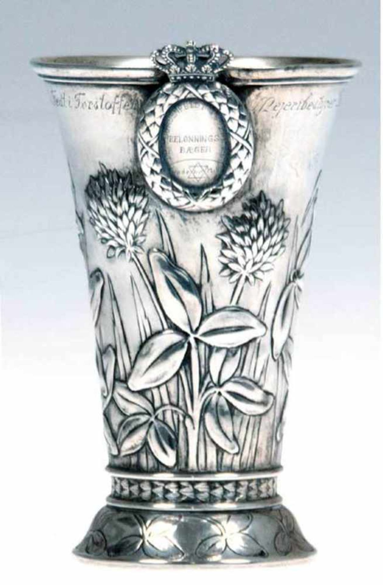 Becher, Judaica, Dänemark 1927, Silber, punziert, ca. 143 g, umlaufend floral reliefiert,unterhalb