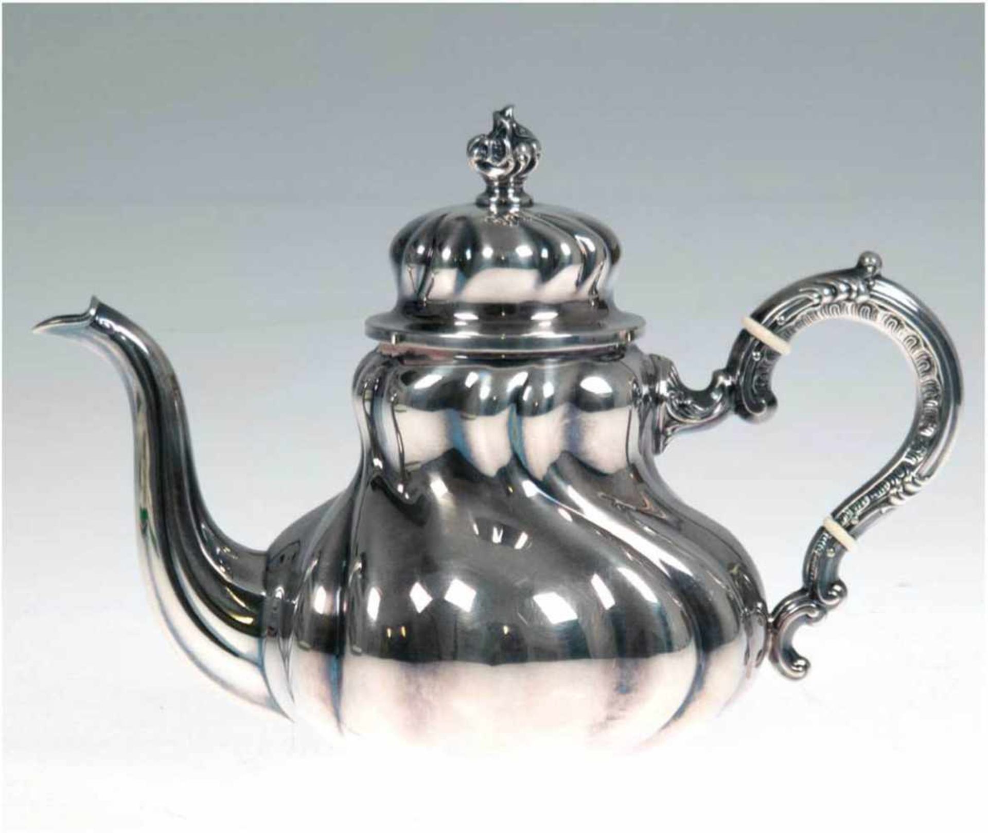 Teekanne in Barockform, deutsch, 925er Silber, punziert, ca. 274 g, geschweift gerippt, H.14 cm