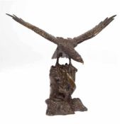 Bronze-Figur "Adler mit ausgebreiteten Schwingen auf Felsen stehend", Japan, braunpatiniert,
