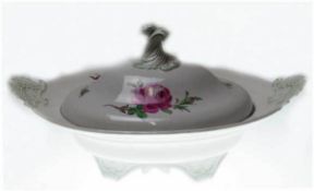 Meissen-Terrine, 19. Jh., Rote Rose, oval, 2 Schleifstriche, L. 34 cm