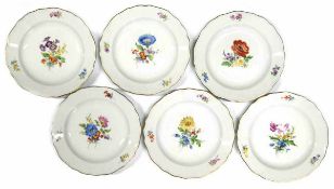 6 Meissen-Teller, Bunte Blume 3, Goldrand, Neuer Ausschnitt, 2. Wahl, Dm. 18 cm