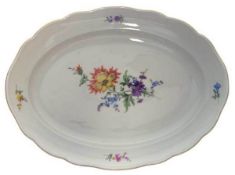 Meissen-Platte, oval, Bunte Blume 3 mit Goldrand, Neuer Ausschnitt, 2 Schleifstriche, L.36 cm